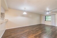 12051 Proctor Loop, Unit 6 in New Port Richey, FL - Foto de edificio - Building Photo