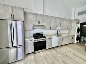 7822 Shadyspring Dr in Burbank, CA - Building Photo - Building Photo
