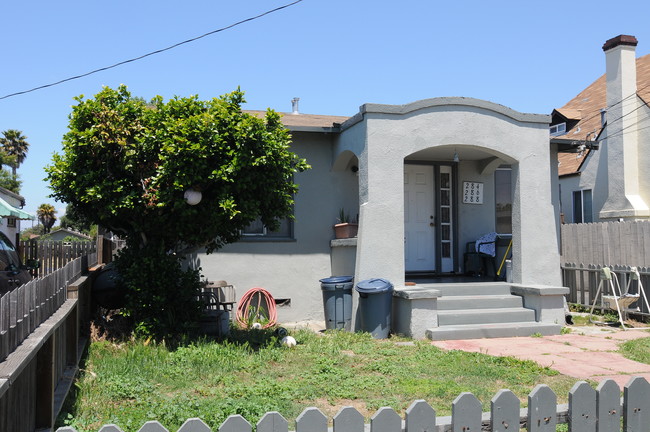 284 Smalley Ave in Hayward, CA - Foto de edificio - Building Photo