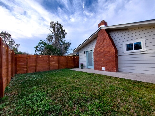 property at 201 W Vivian Dr