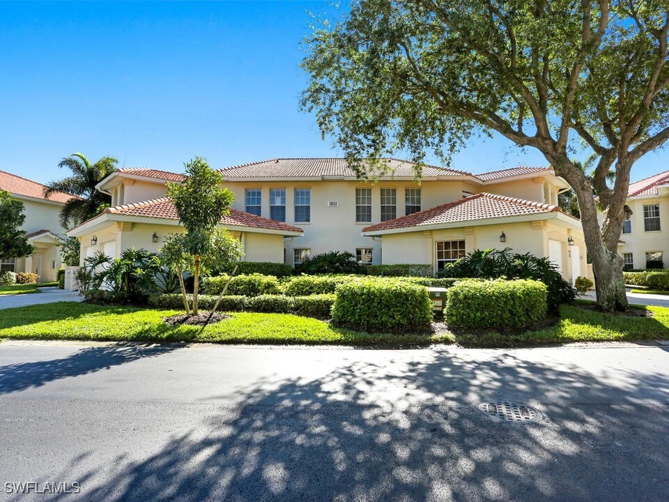 1051 Egrets Walk Cir in Naples, FL - Foto de edificio