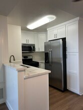 21400 Burbank Blvd in Los Angeles, CA - Building Photo - Building Photo
