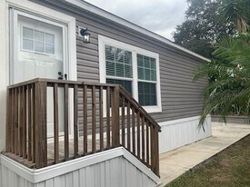 31 Lisa Ln in Greenacres, FL - Building Photo