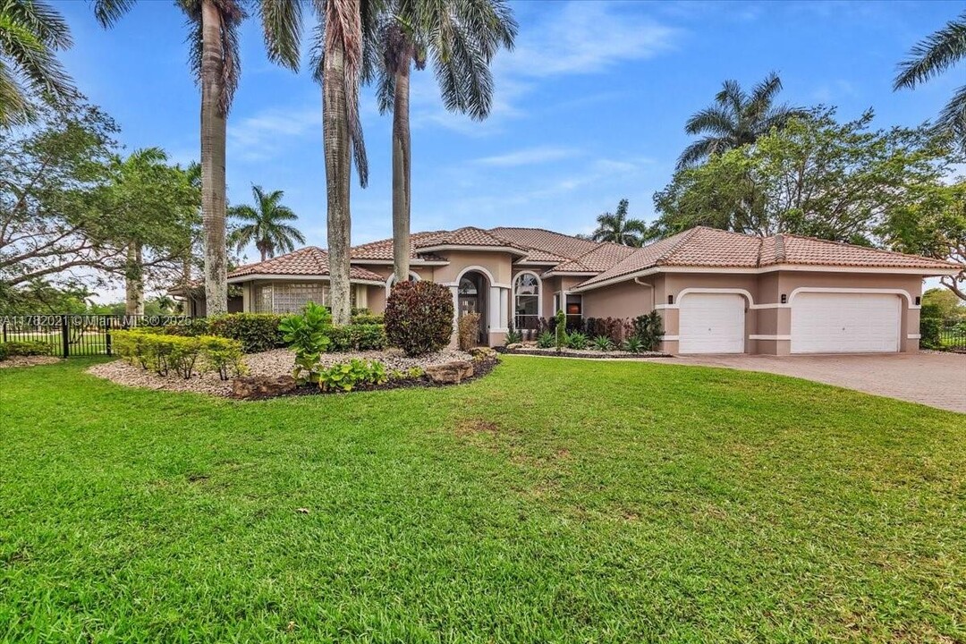 2534 Poinciana Dr in Weston, FL - Building Photo