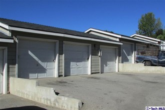 10038 - 10042 Tujunga Canyon Blvd Apartments in Tujunga, CA - Foto de edificio - Building Photo