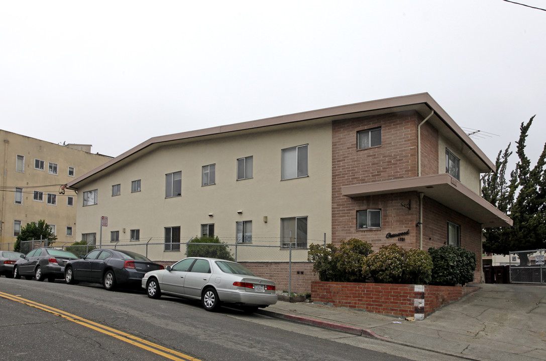 Crestwood Apartments in Oakland, CA - Building Photo