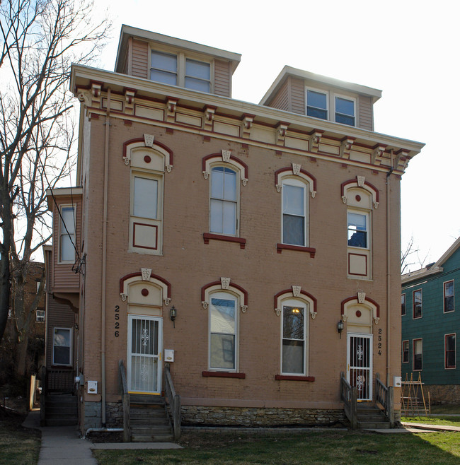 2524-2526 Chatham St in Cincinnati, OH - Foto de edificio - Building Photo