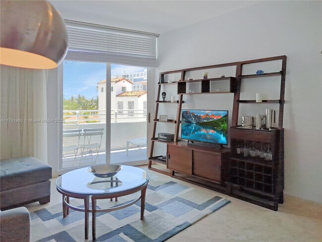 225 Collins Ave in Miami Beach, FL - Building Photo - Building Photo