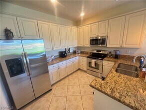 11908 Izarra Way in Ft. Myers, FL - Foto de edificio - Building Photo