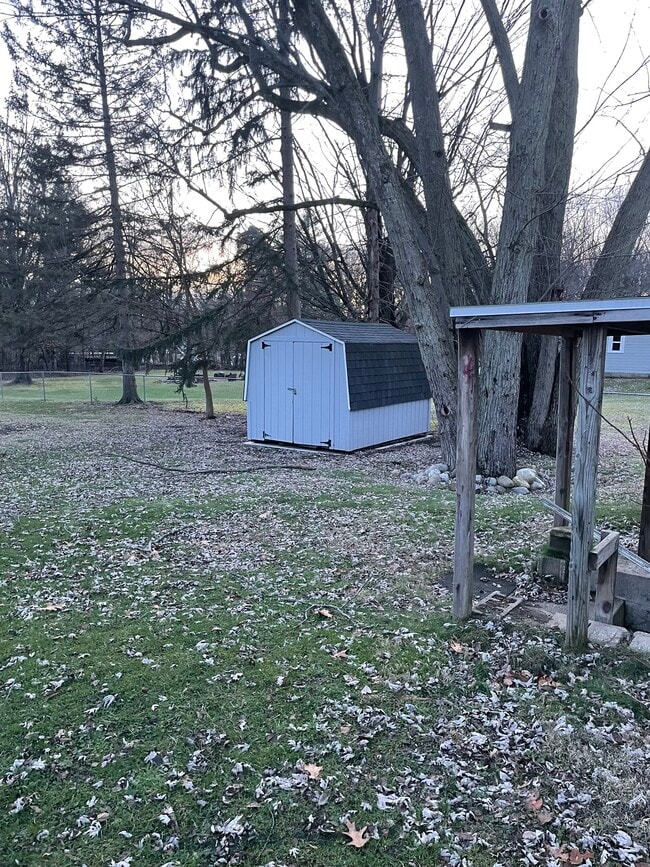 2501 Edgewood Dr in Kalamazoo, MI - Foto de edificio - Building Photo