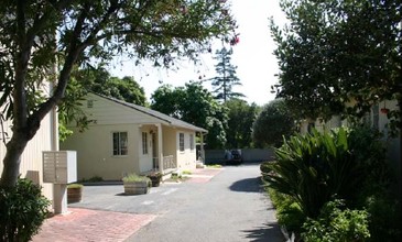 1717 Chapala St in Santa Barbara, CA - Foto de edificio - Building Photo