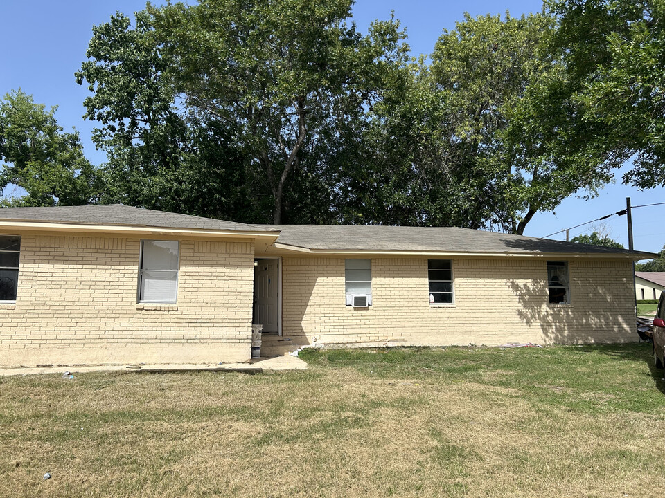 819 E Guadalupe St in La Grange, TX - Building Photo