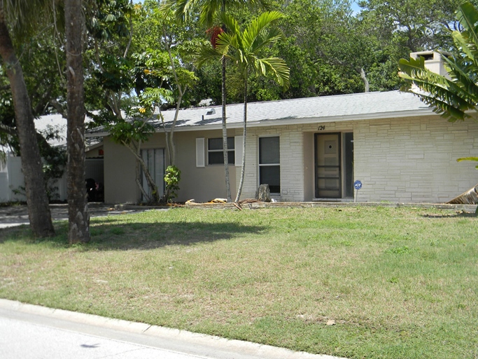 Poinsettia Lodge in Cape Canaveral, FL - Foto de edificio