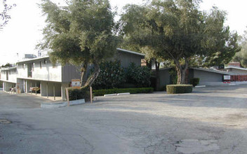 Harrison Canyon Apartments in San Bernardino, CA - Foto de edificio - Building Photo