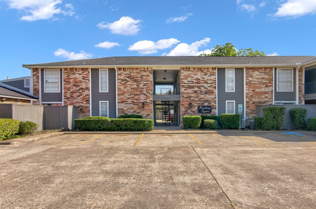 Broadway Square Apartments in Beaumont, TX - Foto de edificio