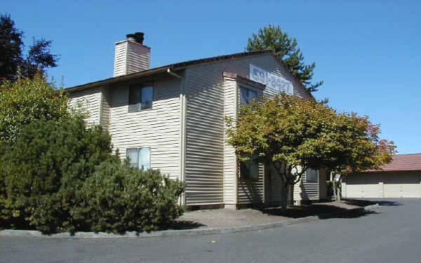 Pine Grove Condominiums in Aloha, OR - Building Photo