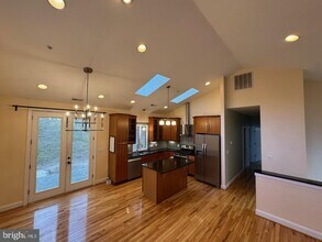 6158 40 Winks Way in Columbia, MD - Foto de edificio - Building Photo