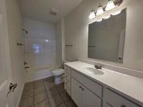 6223 Lacey Oak Dr in Hitchcock, TX - Building Photo - Building Photo