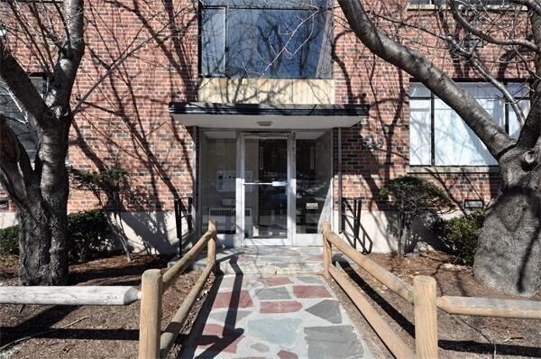 569 Washington St, Unit 1 in Brookline, MA - Building Photo - Building Photo