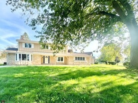 3431 W Colette Ct in Mequon, WI - Building Photo