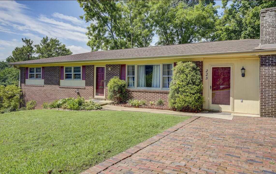 223 Sequoyah Dr in Johnson City, TN - Building Photo