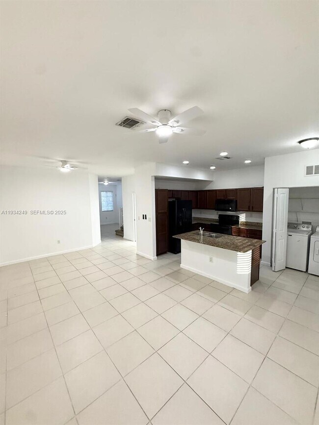 1364 NW 214 Terrace in Miami Gardens, FL - Building Photo - Building Photo