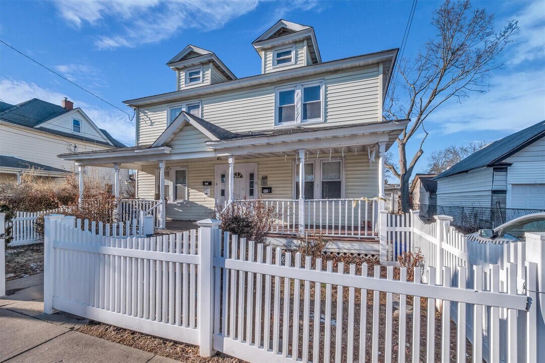 31-33 Burr Ave-Unit -B in Hempstead, NY - Building Photo