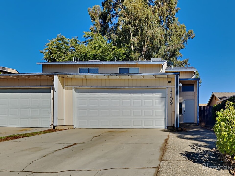 1109 Nadene Dr in Marysville, CA - Building Photo