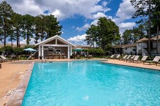 Village Gate Apartments in Fayetteville, NC - Foto de edificio - Building Photo