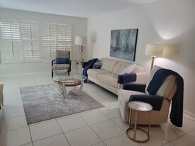 4200 Belair Ln, Unit 111 in Naples, FL - Building Photo