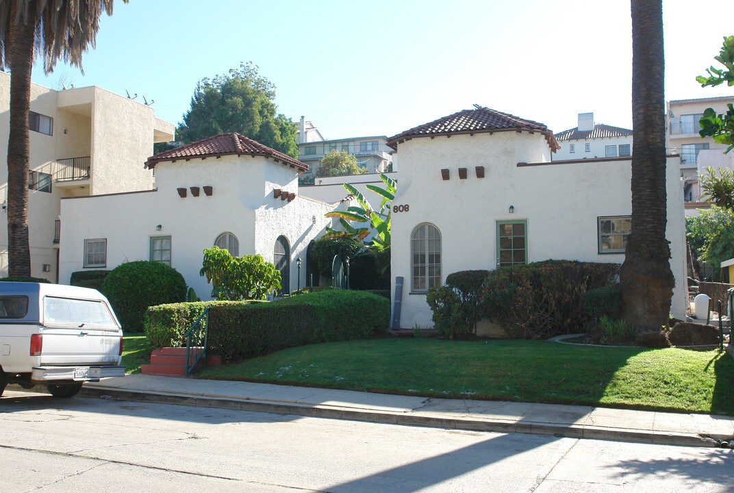 806-808 Tularosa Dr in Los Angeles, CA - Building Photo