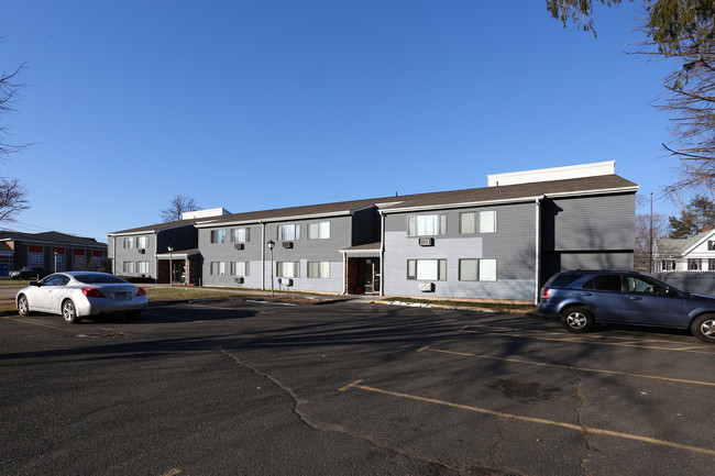 Village Apartments in Meriden, CT - Foto de edificio - Building Photo