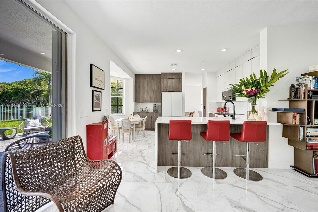 1104 Cedar Falls Dr in Weston, FL - Building Photo