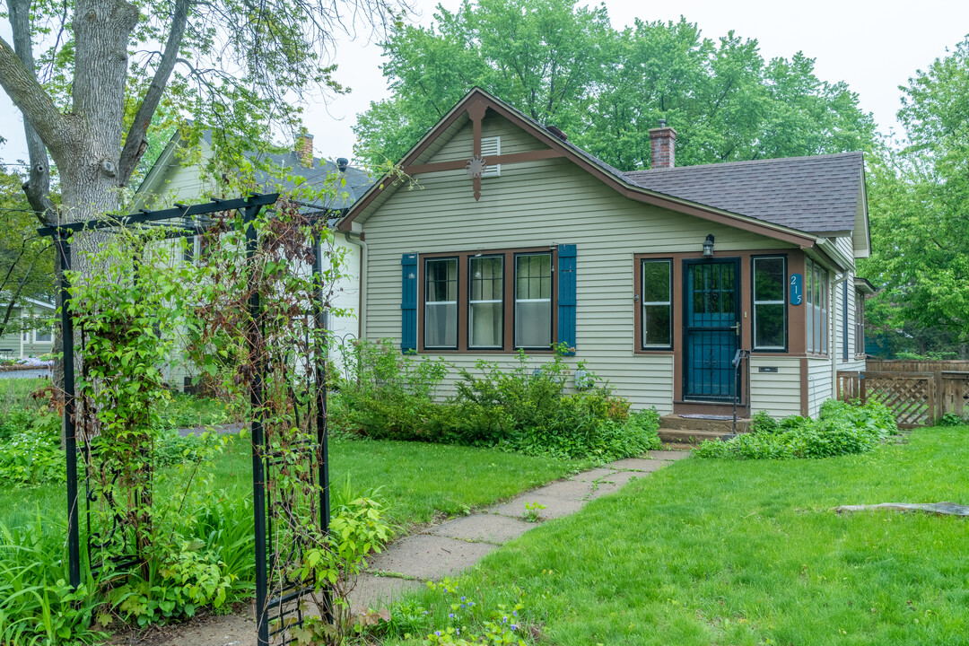 215 Martha St N in Stillwater, MN - Foto de edificio