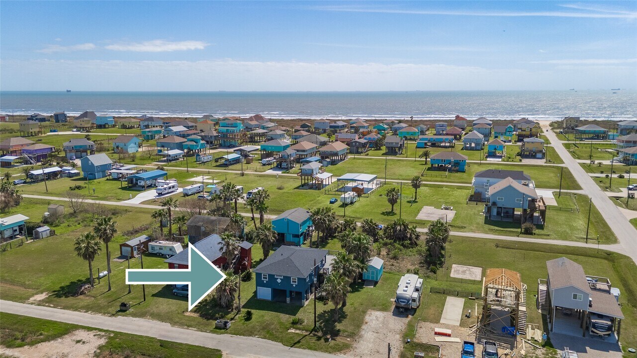 124 N Mae Cir in Port Bolivar, TX - Foto de edificio