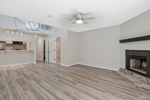 4221 Brookside Dr in Pensacola, FL - Building Photo