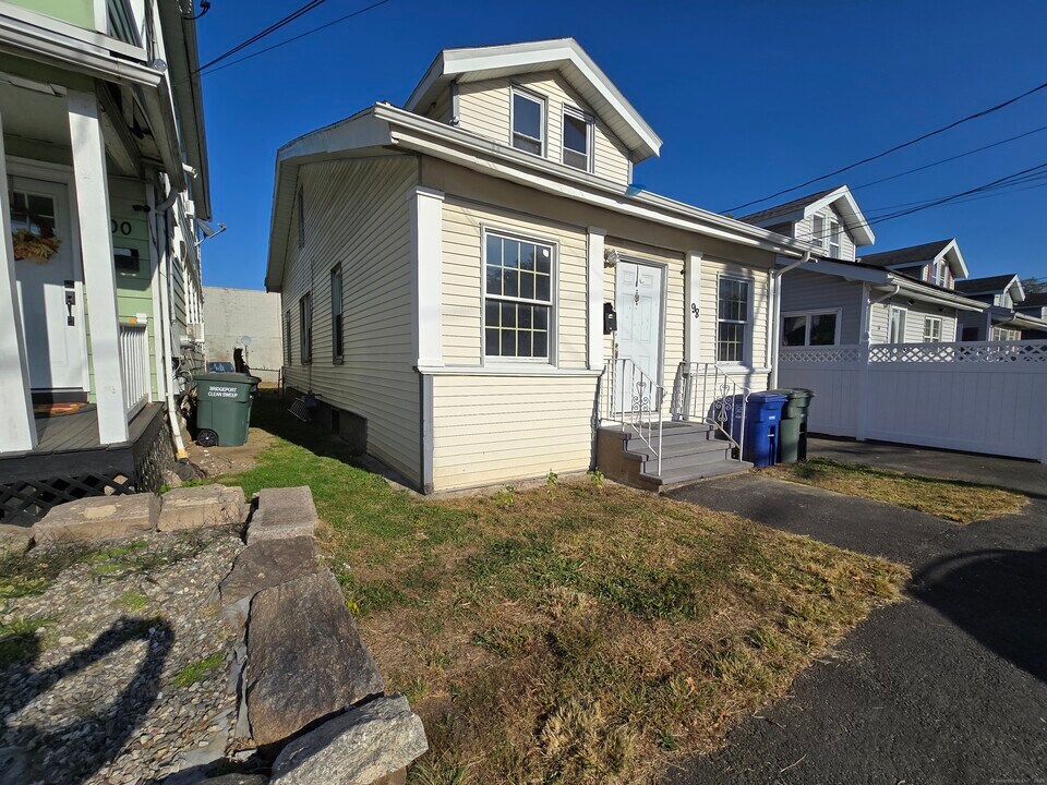 98 Cowles St in Bridgeport, CT - Building Photo