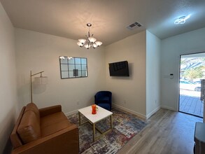 216 University Ave. in San Antonio, TX - Foto de edificio - Building Photo