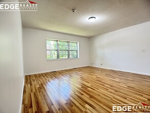 100 Lake Shore Rd, Unit 4 in Boston, MA - Building Photo - Building Photo