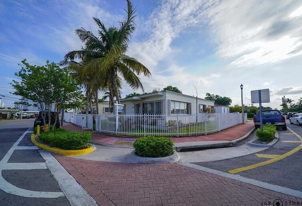 8140 Crespi Blvd in Miami Beach, FL - Foto de edificio