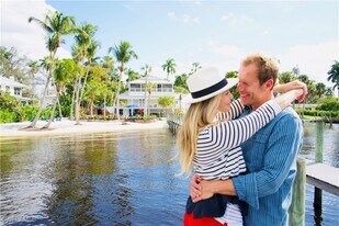 100 Fairview Ave in Ft. Myers, FL - Building Photo