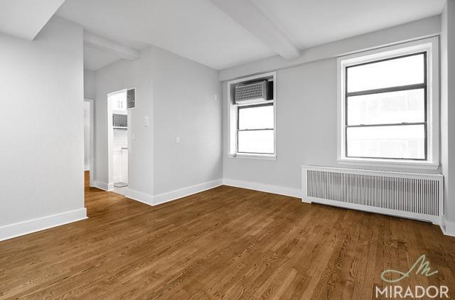 132 E 45th St in New York, NY - Building Photo - Building Photo