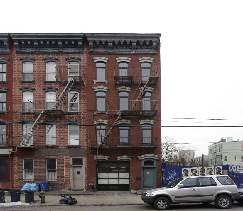 176 West St in Brooklyn, NY - Building Photo