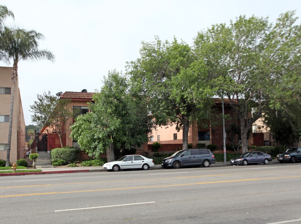 21900 Roscoe Blvd in Canoga Park, CA - Building Photo