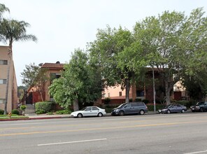 21900 Roscoe Blvd in Canoga Park, CA - Foto de edificio - Building Photo
