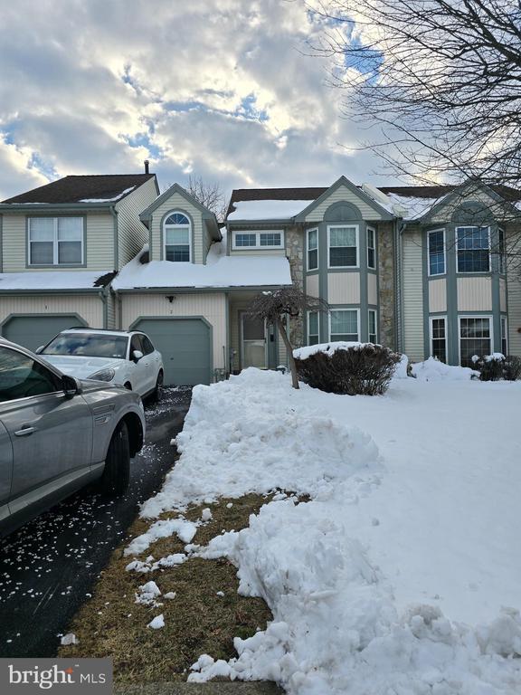 property at 2 Laurel Cir