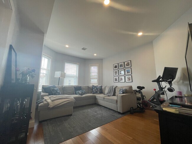 695 E 7th St, Unit 2