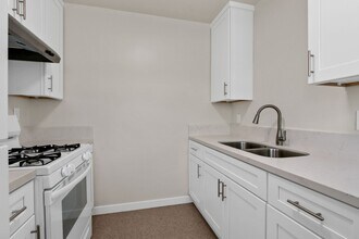 10900 Santa Monica Blvd, Unit 01 in Los Angeles, CA - Building Photo - Building Photo