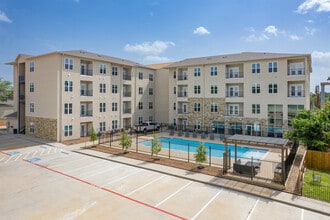 Pines at Frazier in Conroe, TX - Foto de edificio - Building Photo