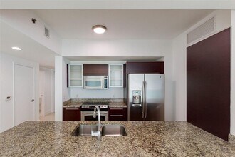 951 Brickell Ave, Unit 810 in Miami, FL - Building Photo - Building Photo